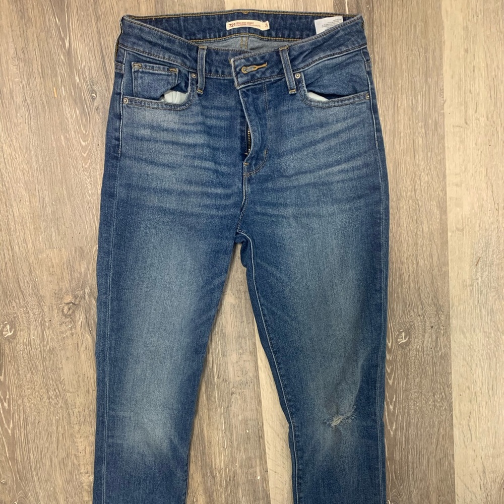 NEVER WORN - LEVI 721 HIGH RISE SKINNY